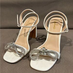 Lulus Lonally 4” High Heel Jeweled Bow Sandal White Silver Bridal Party Women 8